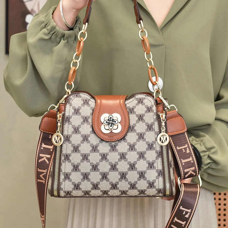 vintage letter printed shoulde - đánh giá và giá Vintage Women Fashion